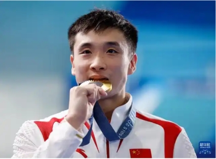 2024年8月10日，在巴黎奥运会跳水项目男子10米跳台决赛中，中国选手曹缘夺得冠军。新华社记者 张玉薇 摄