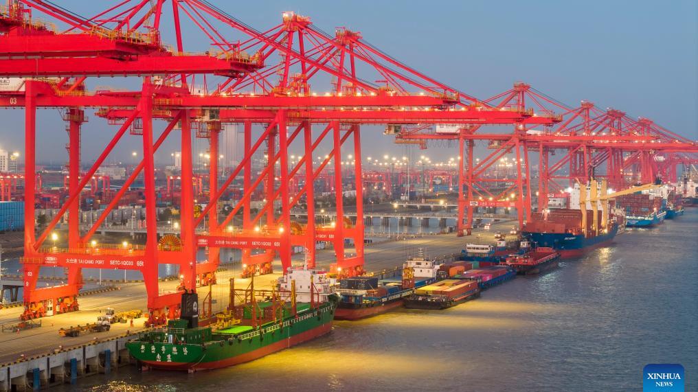 China's major ports busy at beginning of new year