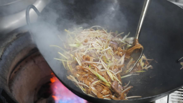 食在广东，即便是一盘普通的干炒牛河也要经过八道工序才能满足老广们挑剔的味蕾。谢进扬 摄