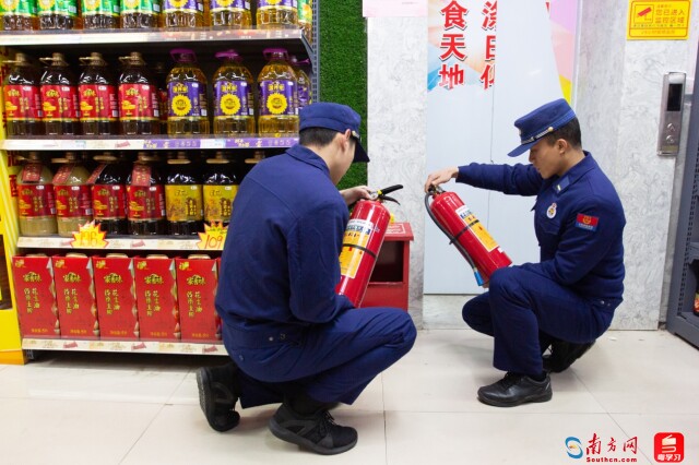 坪石消防救援站队员进行春节前防火巡查