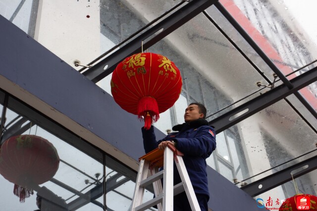 坪石消防救援站队员在布置贺年装饰