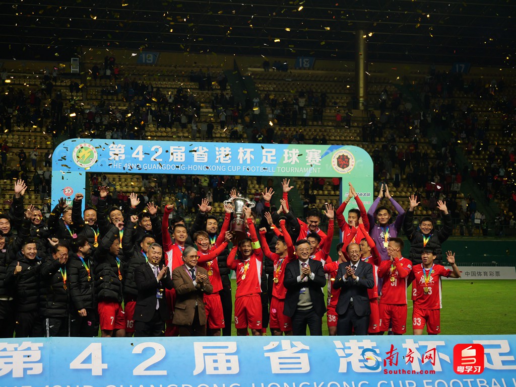 广东队队员捧起省港杯奖杯。摄影/朱江伟