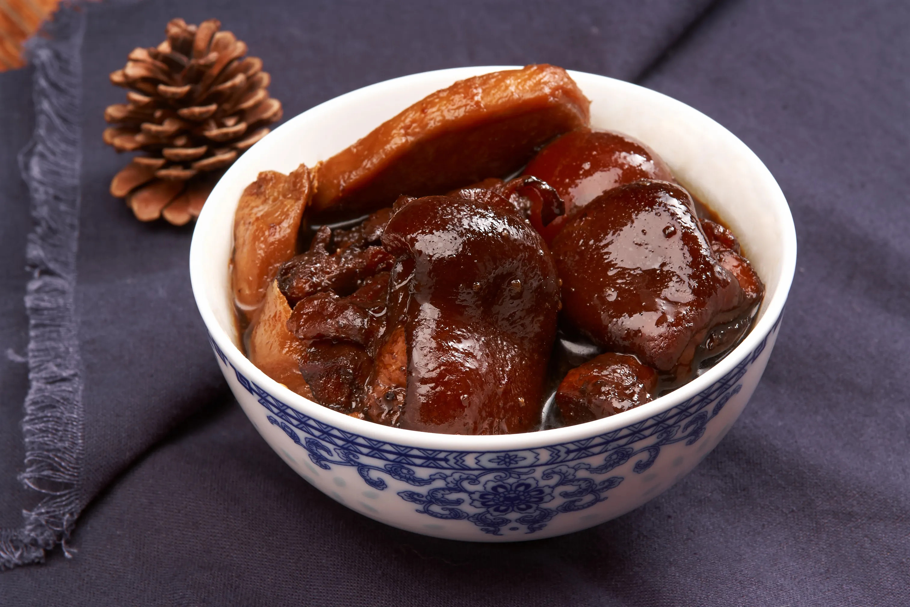 　（猪脚姜，又称姜醋，是一道广东的地方传统名菜，最具特色的女人滋补食品，属于粤菜。）