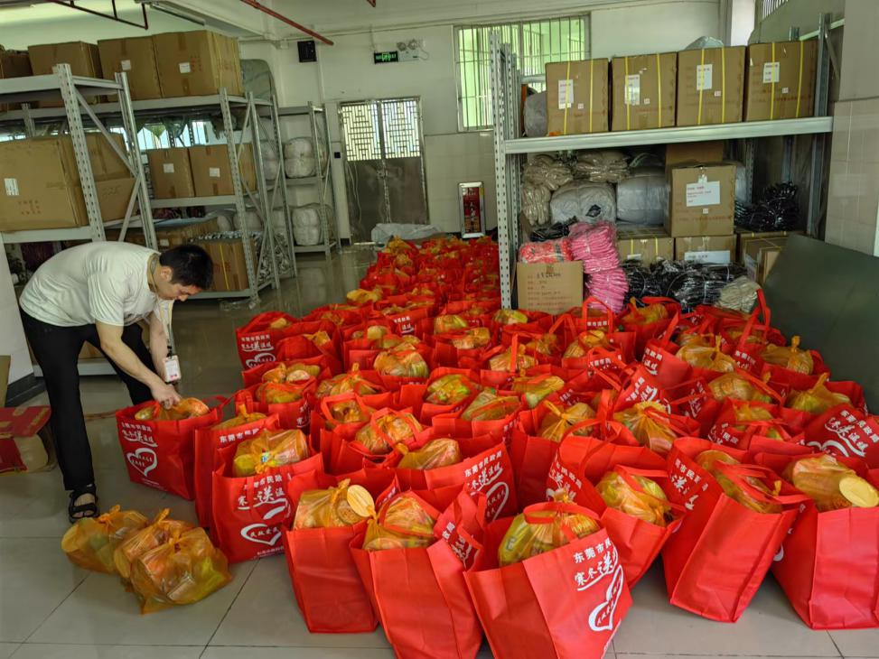 东莞市救助管理站为流浪人员准备暖心的新年礼包。