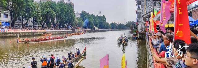 江城逆水龙舟赛现场。 