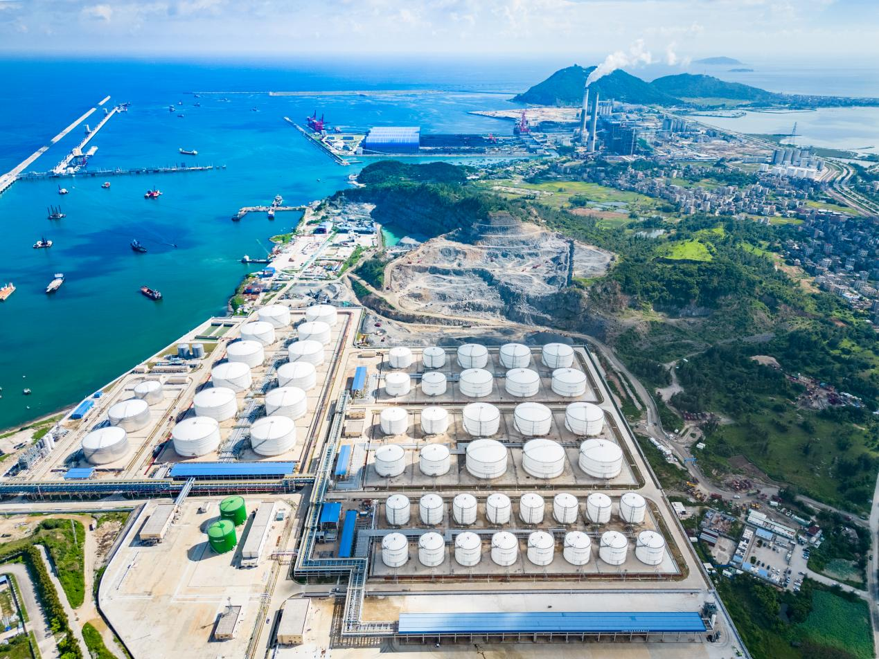 Maoming Port is becoming increasingly prosperous.