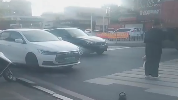 梅州嘉应学院门前存交通隐患？当地回应：已调研推进解决