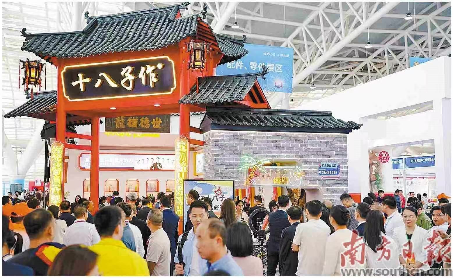在十八子展位前，来往人流络绎不绝。受访者供图