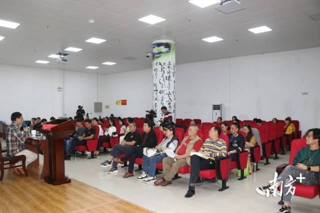 “文艺名家进江城”理论宣讲活动中，邀请《七十二家房客》“裁缝瑞”扮演者卢家全授课及开展宣讲。