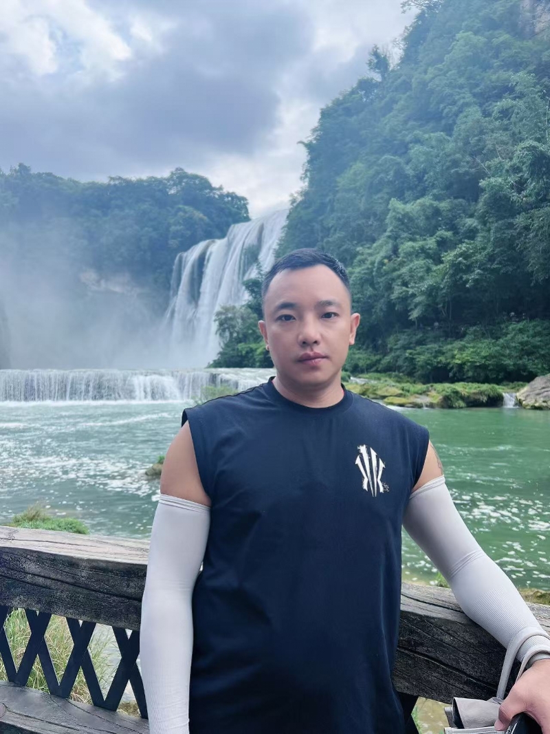 罗银。