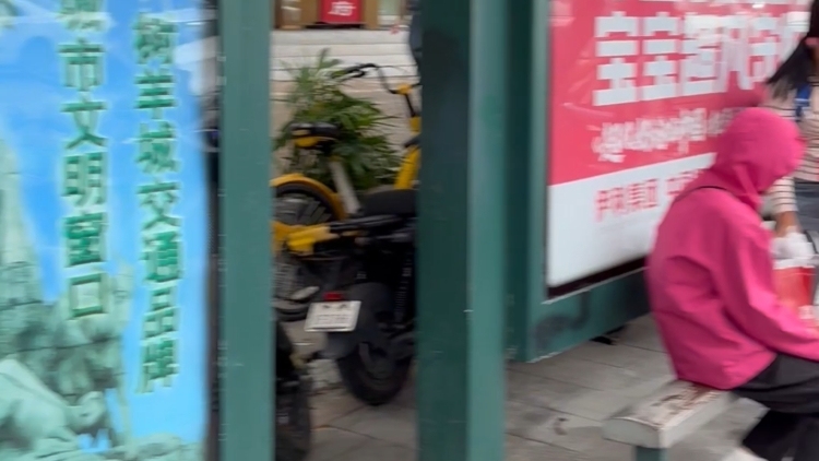 广州一公交站台设置立柱影响市民候车？记者探访：目前已被拆除