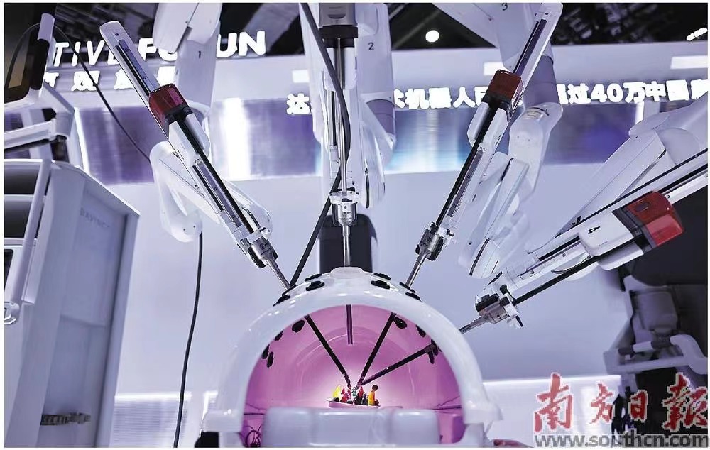 11月7日，进博会展出国产达芬奇Xi手术机器人。南方日报记者 吴明 摄
