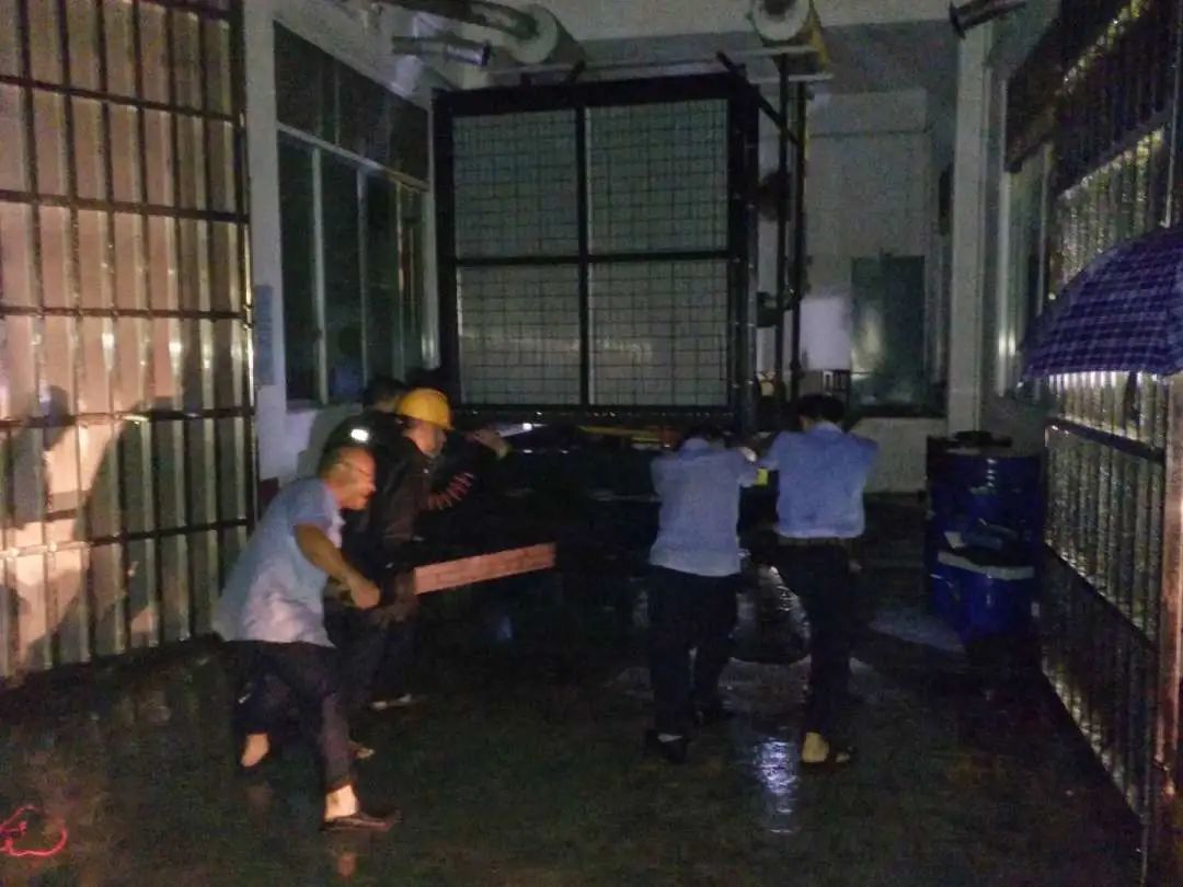 2018年9月，10级台风“山竹”正面吹袭广东，凌晨两点，民警迎风冒雨抢修供电设备。拍摄：四会监狱 张建裕