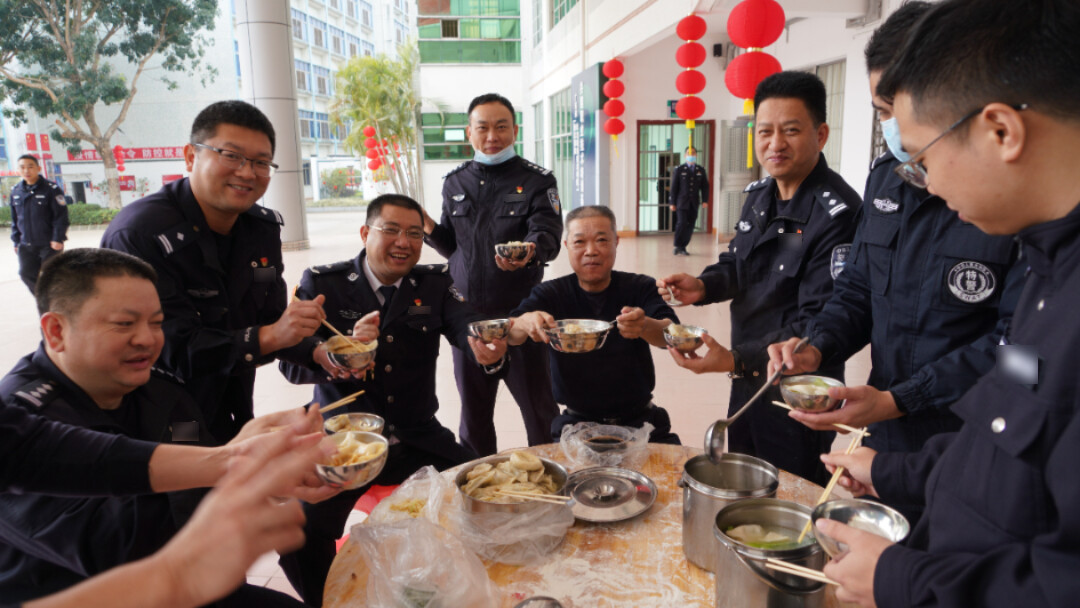 2020年2月2日，大年初九，在监管区内执勤的民警一起包饺子，度过佳节后的第一个周末。拍摄：阳江监狱 李聪