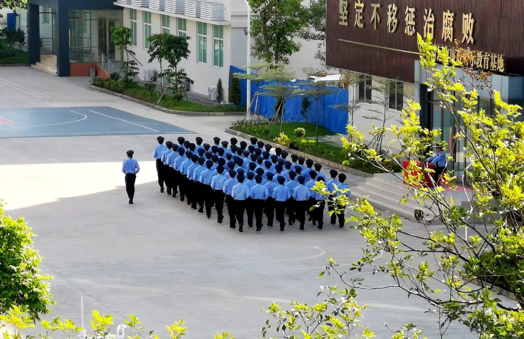 2022年9月，备勤警察在封闭备勤区开展队列训练。拍摄：清远监狱 黄伟创
