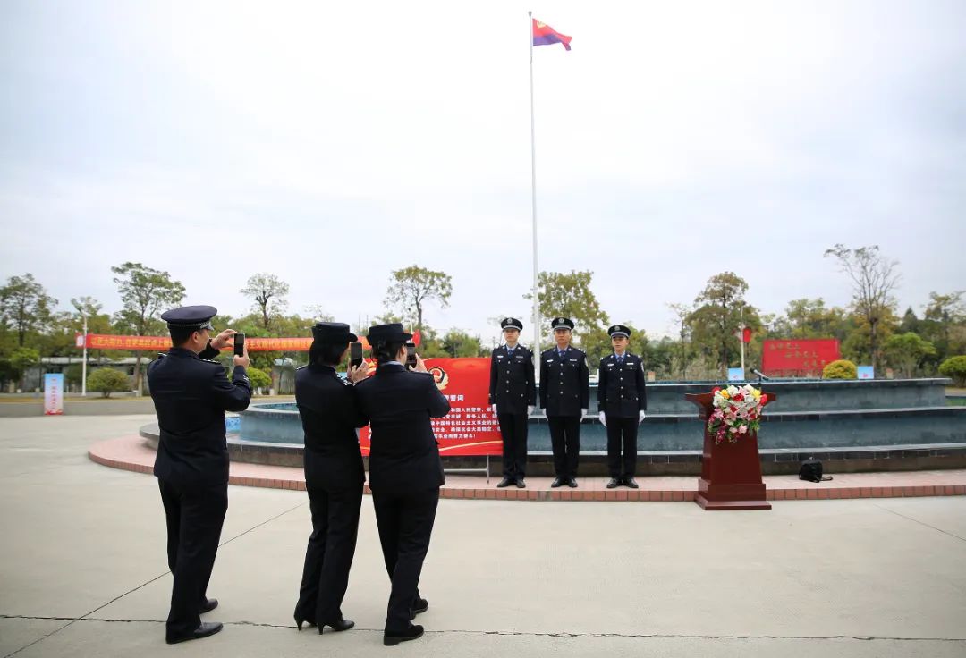 2020年1月10日，第一个“中国人民警察节”当天，民警在国旗下合影，庆祝自己的节日。拍摄：清远监狱 曹时和