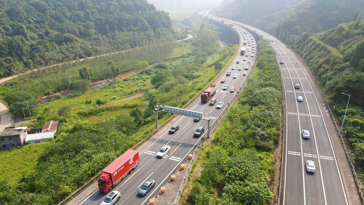 今年国庆、中秋“双节”假期,南北大通道广韶高速韶关段车流密集(摄影:唐超)
