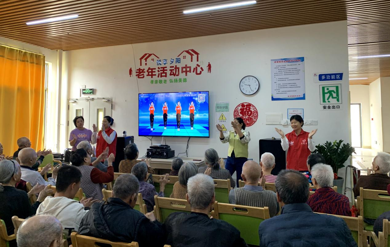 茂湛高速官渡团支部志愿者为老人带来“拍拍操”健康教学