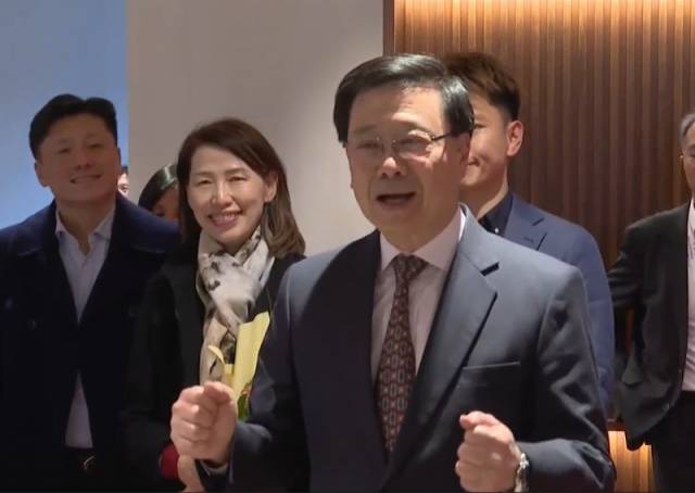 香港特区行政长官李家超表示，对帆船选手贝俊龙夺得香港特区代表团首枚十五运会金牌感到“非常鼓舞、非常开心”。