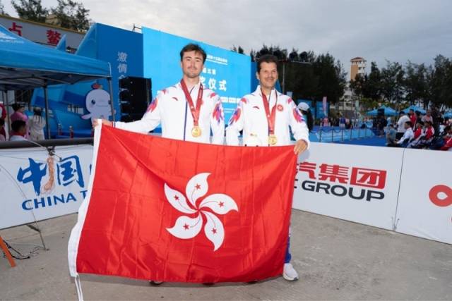 香港特区帆船运动员贝俊龙（左）为香港特区代表团夺得十五运会首枚金牌。（图/中国香港帆船运动总会）