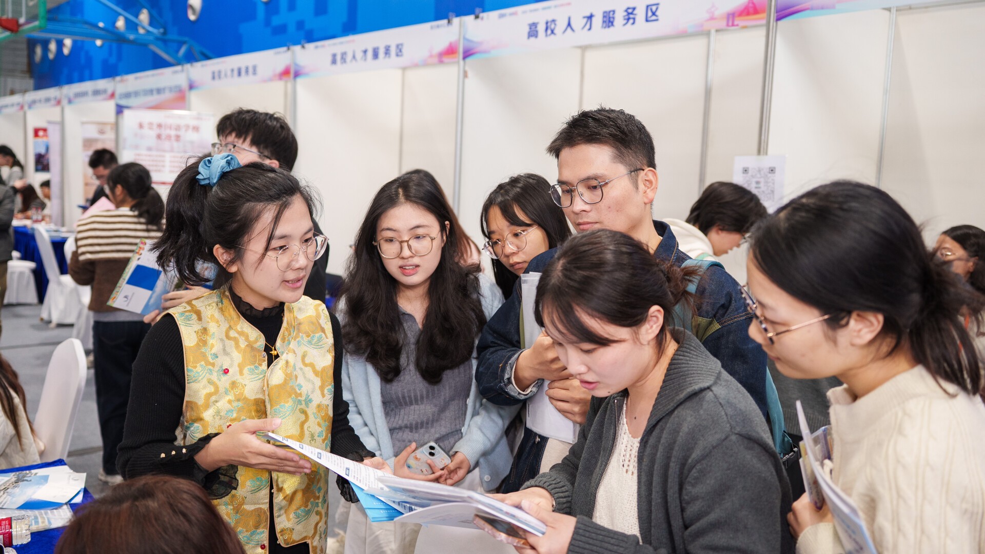 Dongguan attracts young talent at job fair