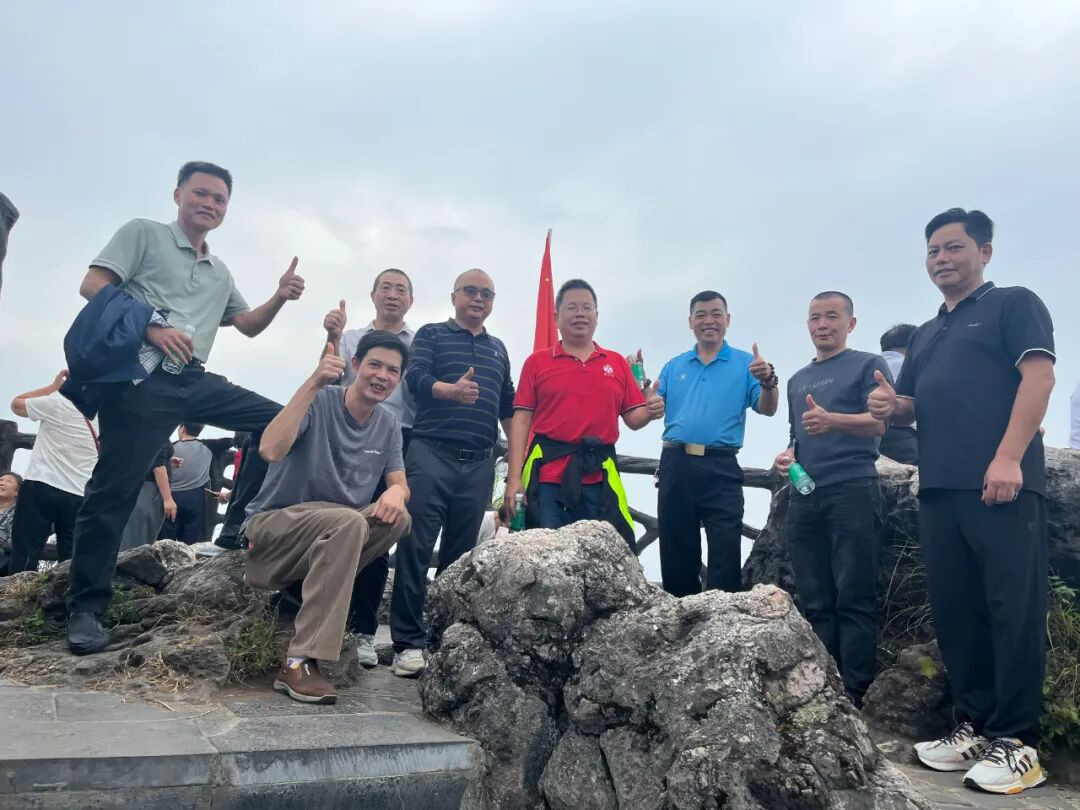 二广高速组织职工徒步登高。(摄影:欧传芬)