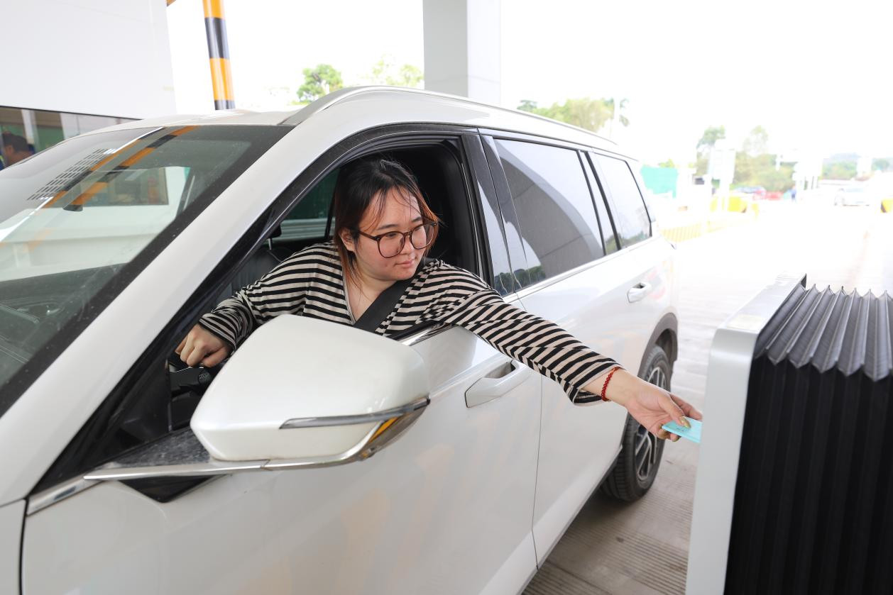 驾驶人员驶入车道,完成自助取卡。(摄影:杜国澎)