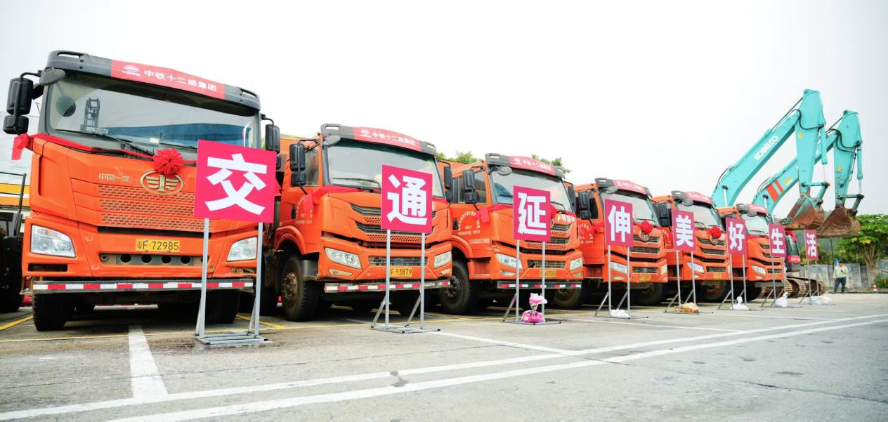 开工动员会现场施工设备整装待发(供图:陈亮)