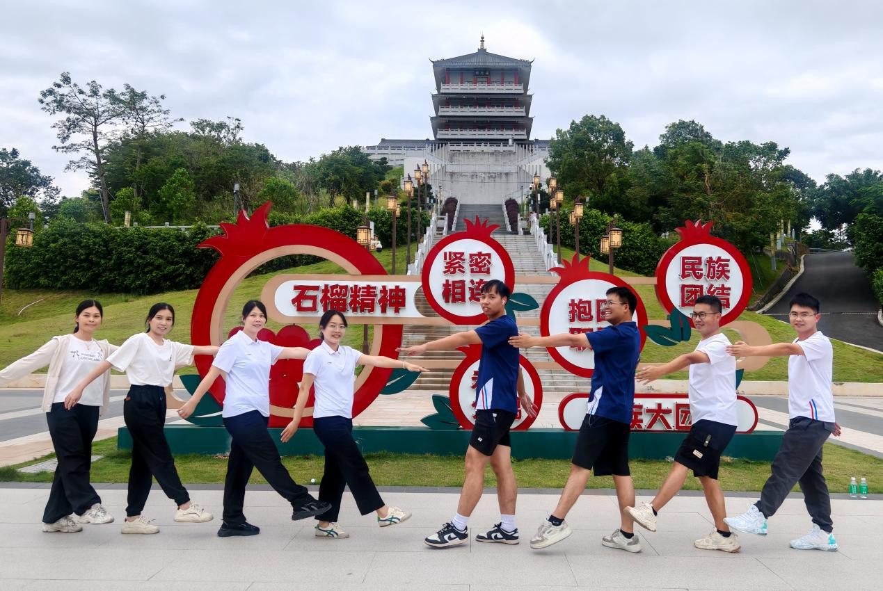 茂湛高速青年到潘茂名纪念公园开展重阳登高活动
