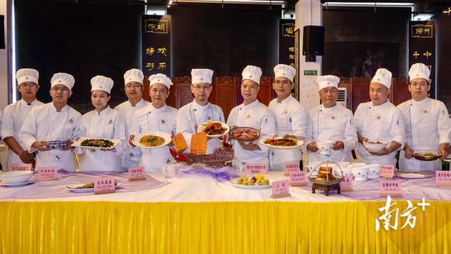 在結業典禮上，海外餐飲僑胞展示學習成果。謝嘉龍 攝