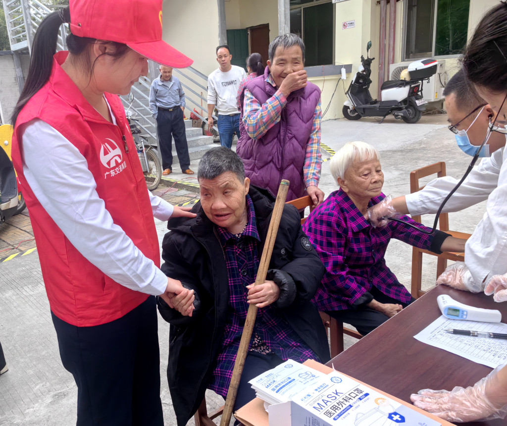 包茂高速信宜团支部联合水口卫生院医护人员为水口敬老院长者检查身体,志愿者许素关爱老人身体健康