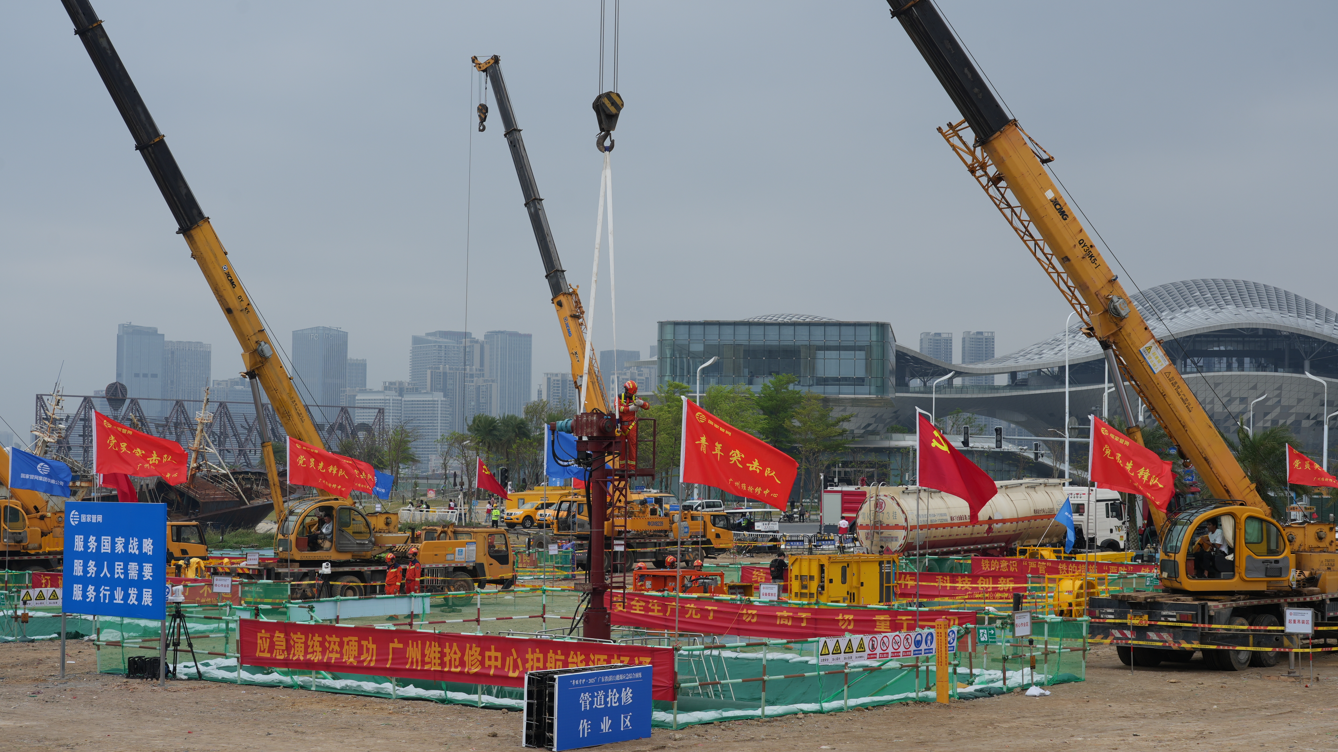 演练现场正在进行管道抢修作业。李卓轩/摄