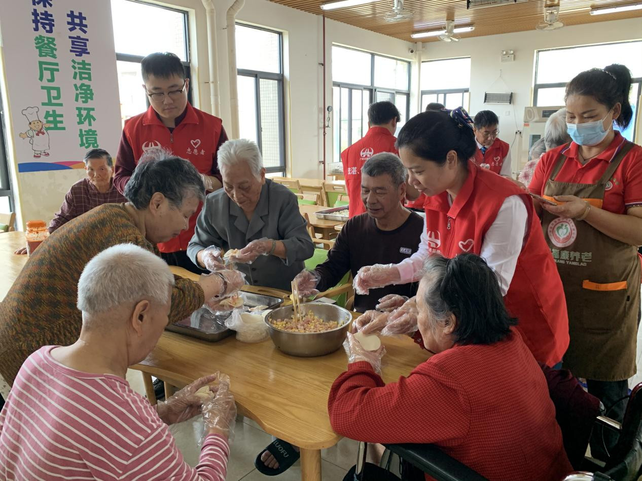 茂湛、包茂高速志愿者与老人一起包饺子