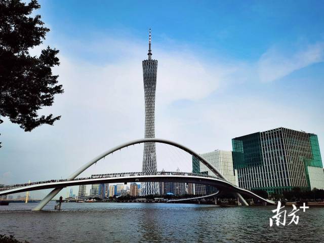广州塔和海心桥。