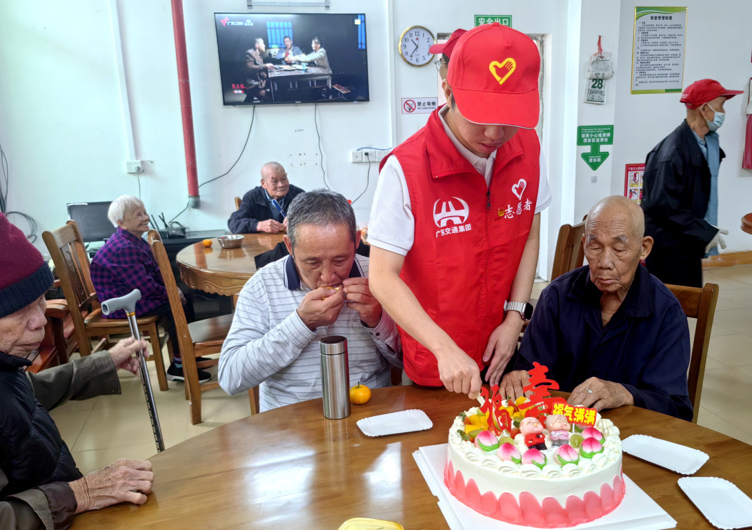包茂高速信宜团支部志愿者为老人举办集体生日会