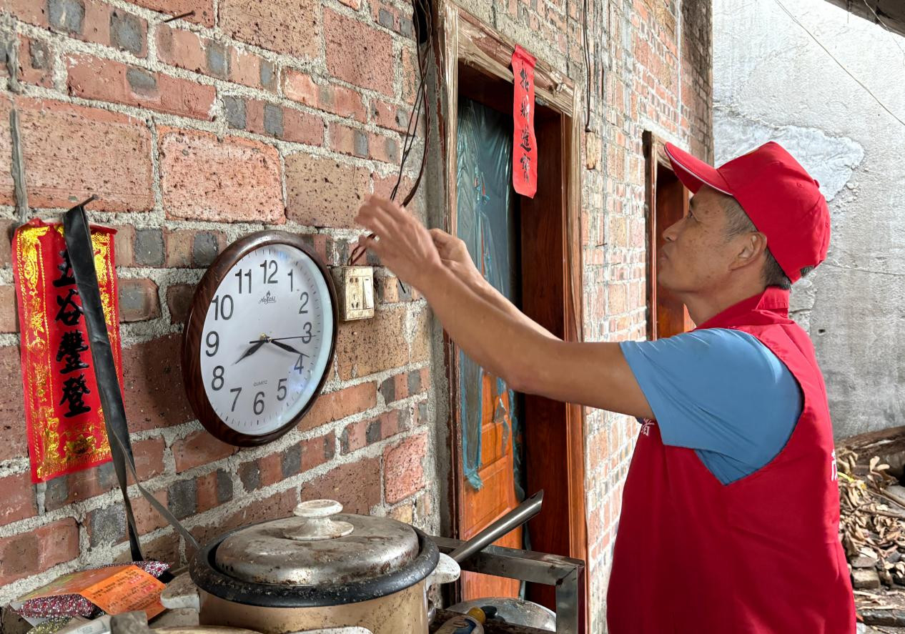 包茂高速高州团支部志愿者为五保户检查用电线路