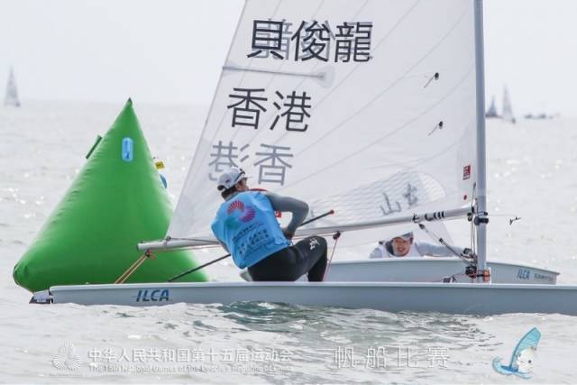 在十五运会帆船比赛赛场上的香港特区运动员贝俊龙。（图/中国香港帆船运动总会）