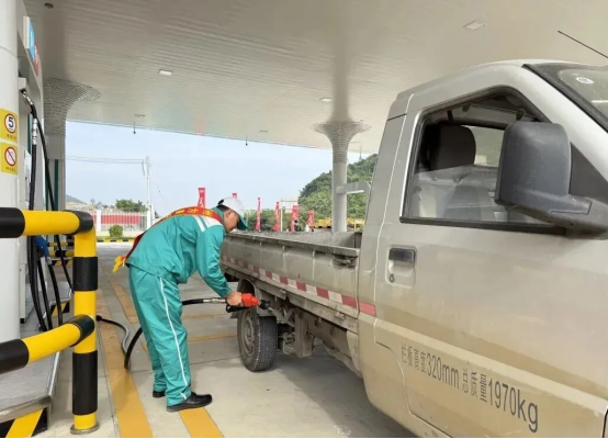 工作人员正在加油