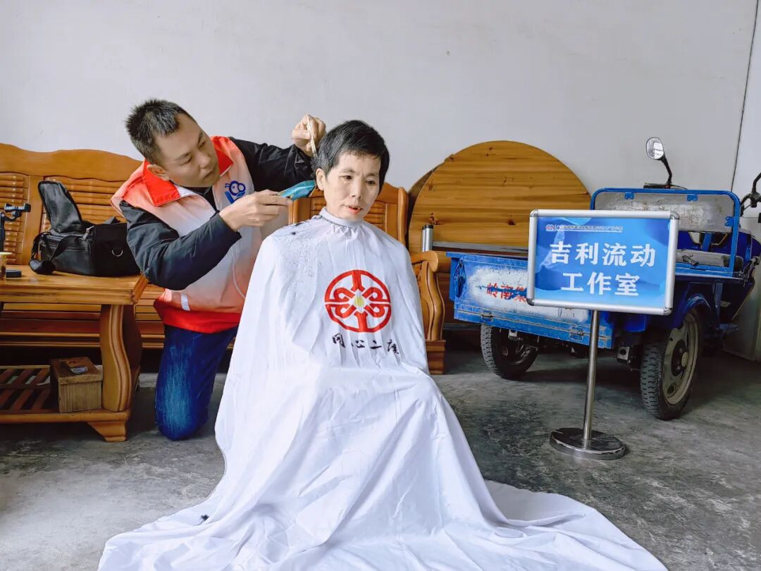 二广高速邱吉利为黎奶奶理发。(摄影:房丽珍)