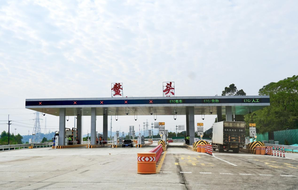 车辆驶入鳌头站。(摄影:舒树满)