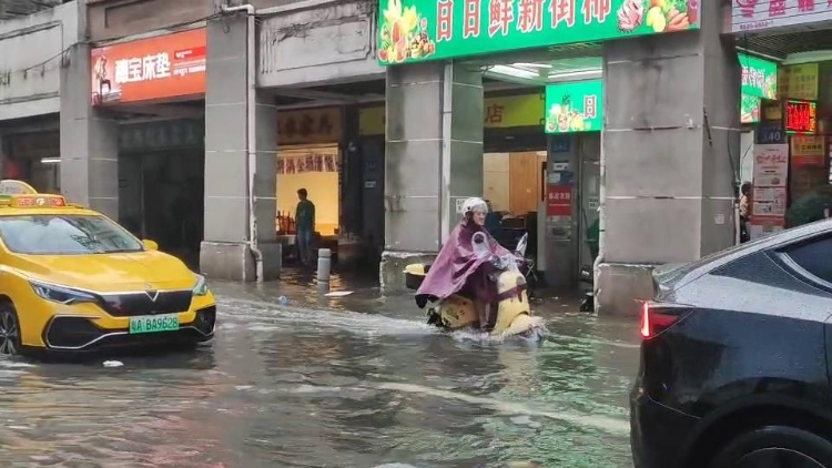 台风“蝴蝶”带来暴雨，广州海珠南华中路“水浸街”