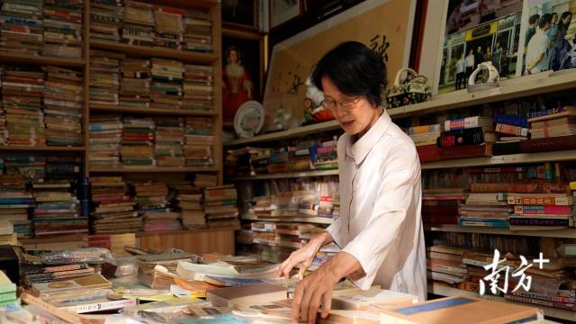 黄国英正在万卷楼整理图书。 黄国英正在万卷楼整理图书。