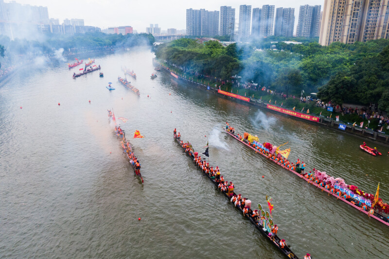 21艘龙船聚集在广州利旺的瓦迪河上。龙