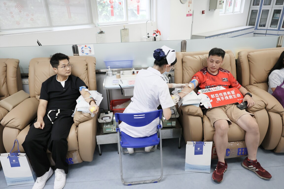 在广州血液中心,市民现场参与无偿献血。通讯员供图