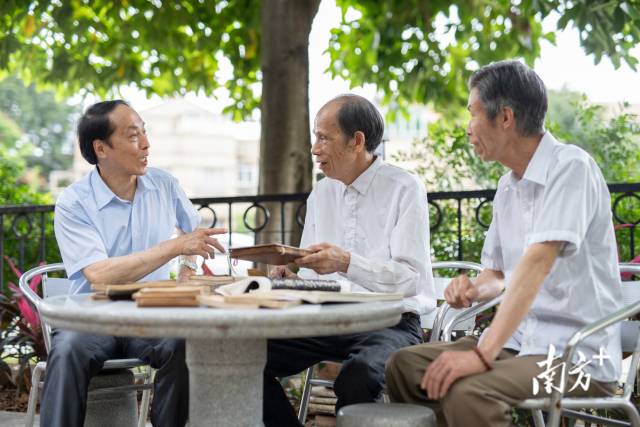 孙永锋与老友经常相聚万卷楼,一起看书交流。 孙永锋与老友经常相聚万卷楼,一起看书交流。