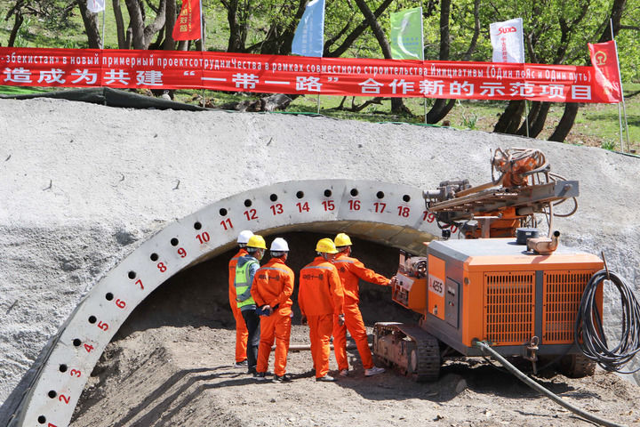 　　2025年4月29日，工作人员在吉尔吉斯斯坦贾拉拉巴德地区的中吉乌铁路重点控制性工程开工现场忙碌。新华社发（罗曼摄）