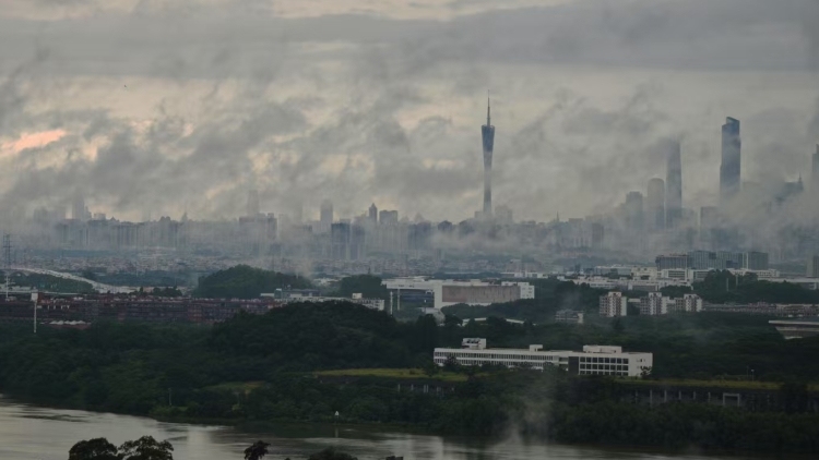 直击广州降雨：市区持续降雨，路面低洼处积水没过脚踝