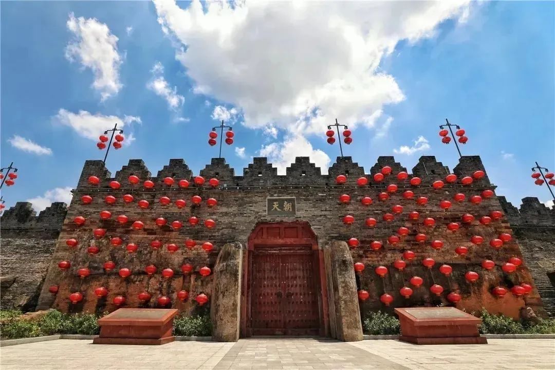 肇庆朝天门。东道主广东队对阵浙江队的时间<strong></strong>比赛中场休息期间	，肇庆马拉松激情开跑，大湾动对足球场进行优化和改造；砚阳湖公园则重点完善铁人三项赛场的区运无障碍设施，粤学习记者 何敏辉</p>城澎<p style=