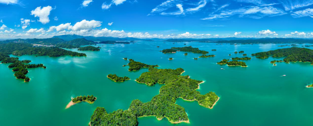 “天上瑶池水,人间万绿湖”的自然魅力。(黄赞福 摄) “天上瑶池水,人间万绿湖”的自然魅力。(黄赞福 摄)