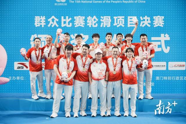  广东省单排轮滑球男子队夺冠后合影。